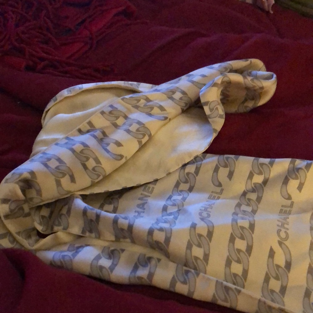 Channel scarf